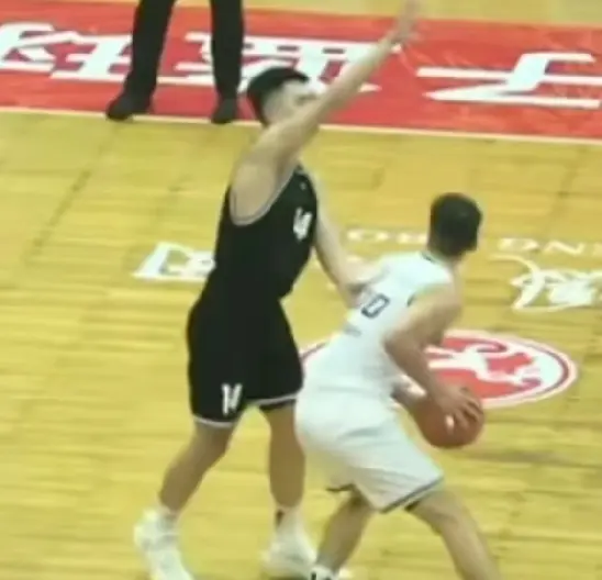 他的进攻手, 他没有半点 他的进攻手, 他没有半点